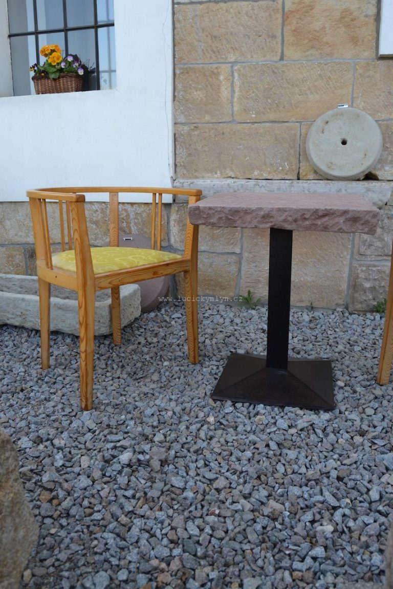 Stabilní kavárenský stolek s více jak stoletou deskou z červeného pískovce