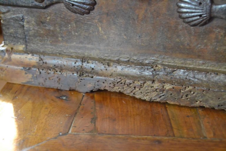 Prastará ořechová truhlička z 15. až 16. století