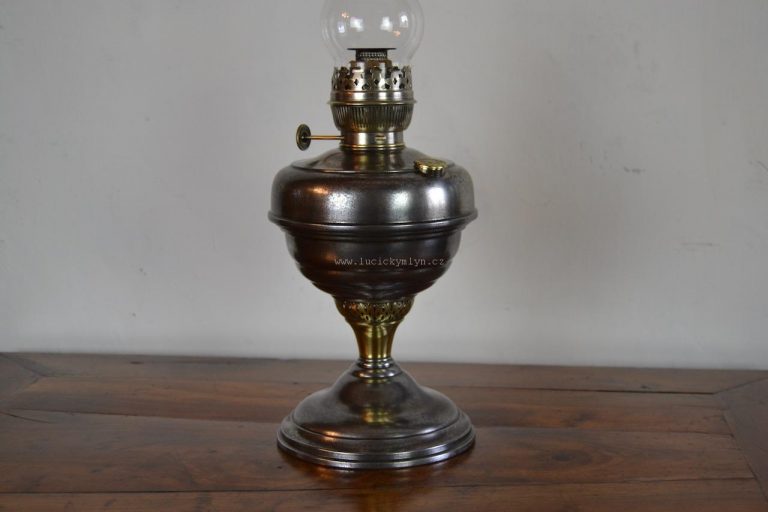 Nenápadná petrolejová lampa velmi elegantního tvaru