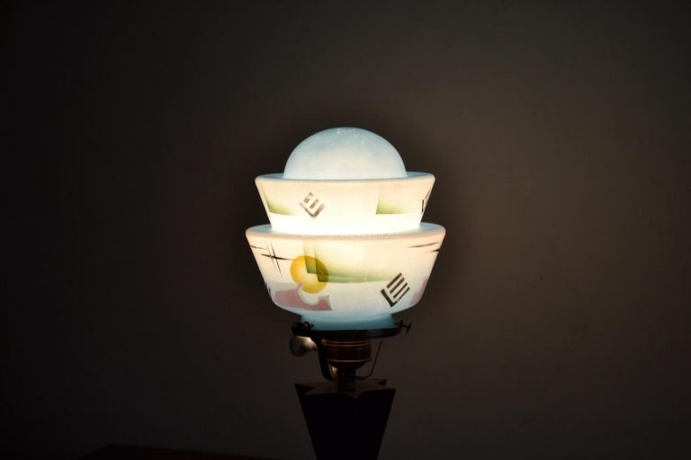 Velmi zajímavá kubistická lampička z tlačené mosazi