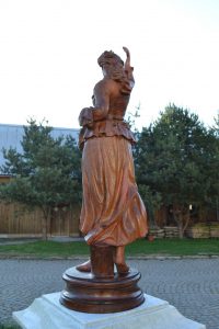 Terakotová socha dámy na podstavci