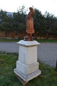 Terakotová socha dámy na podstavci