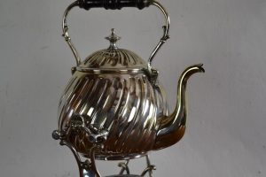 Luxusní čajová konvice na vzdušném ohřívacím stojánku