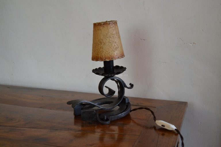 Nápaditá lampička z podkovy - světlo v prvorepublikovém koňáckém duchu