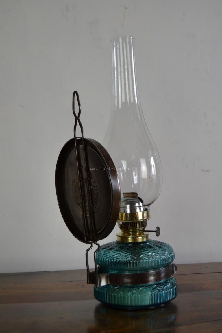 Menší a zdánlivě obyčejná olejová lampa s kubistickým vzorem