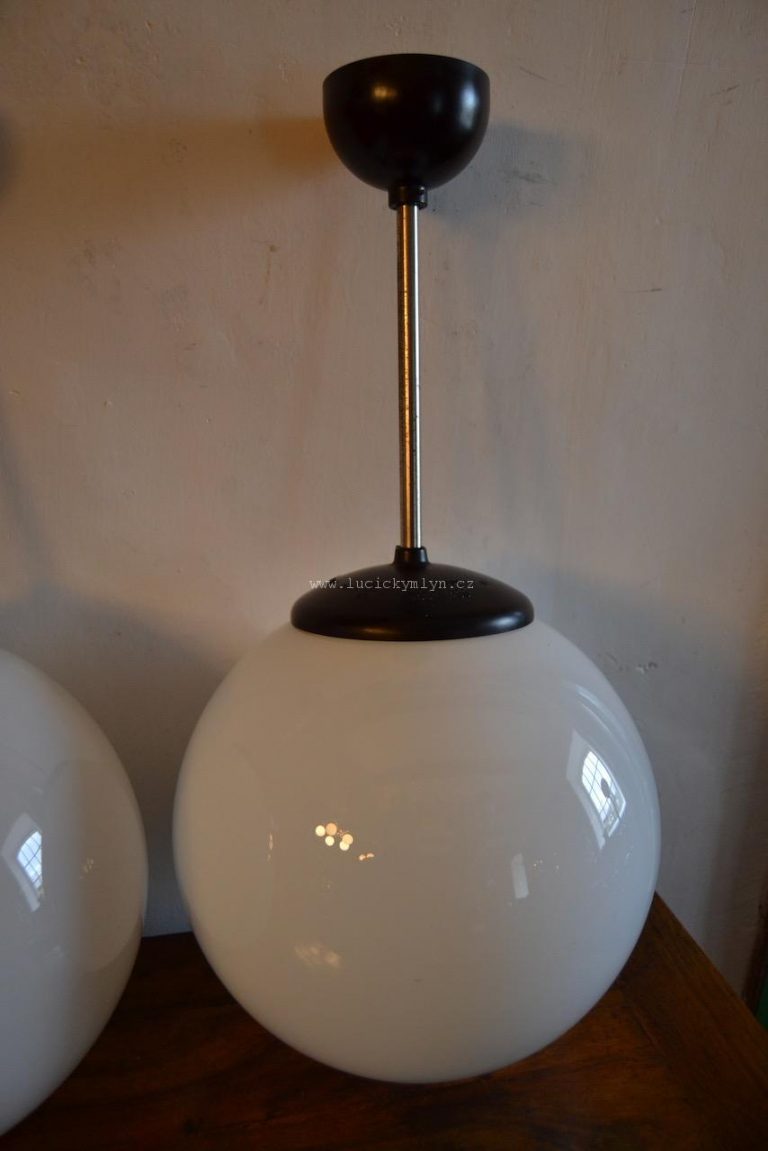 Závěsná retro světla s velikou mléčně bílou koulí-průměr 30 cm