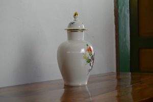 Prvorepubliková porcelánová váza s víčkem, značeno skříženými meči - Míšeň