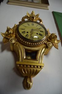 Neoklasicistní zlacené nástěnné hodiny