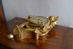 Neoklasicistní zlacené nástěnné hodiny