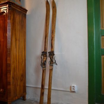 Staré jasanové lyže zhotovené za první republiky