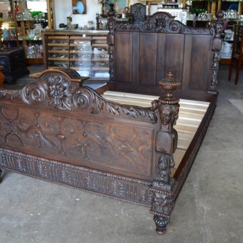 Starožitná a bohatě řezaná panská postel z ořechového dřeva