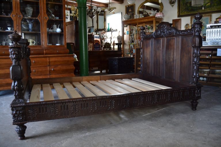 Starožitná a bohatě řezaná panská postel z ořechového dřeva