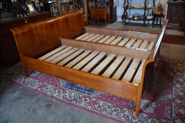 Elegantní třešňové postele ve stylu biedermeier, po celkové renovaci