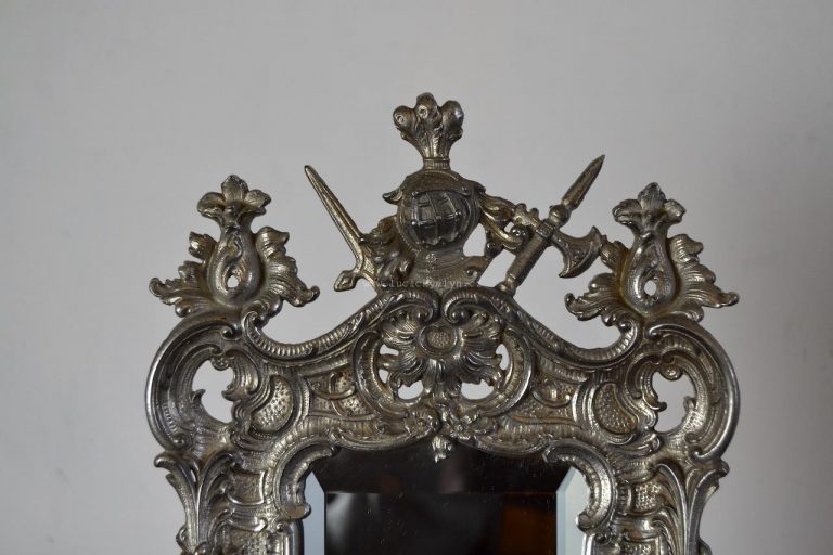 Bohatě zdobené stolní zrcátko s neobarokním rámečkem z blanenské umělecké litiny