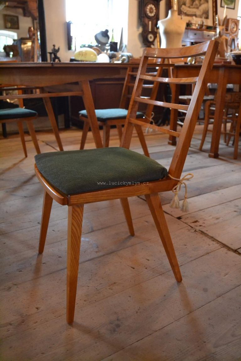 Velmi praktický rozklápěcí jídelní stůl se židlemi