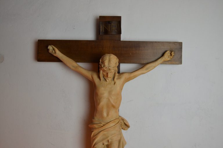 Keramický Kristus navržený od Myslbeka 84 cm