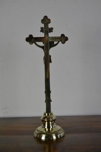 Starožitný krucifix z lité a leštěné mosazi, ozvěna víry našich předků