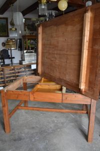 Velmi široký a robustní starožitný stůl z jehličnatého dřeva