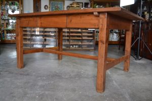 Velmi široký a robustní starožitný stůl z jehličnatého dřeva