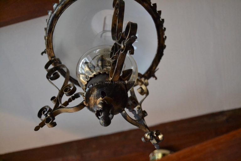 Zámečnicky zdobená závěsná lampa v romantickém stylu