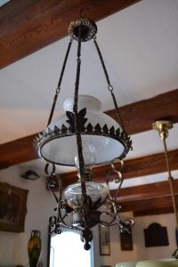 Zámečnicky zdobená závěsná lampa v romantickém stylu