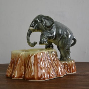 Popelník se slonem z malované keramiky