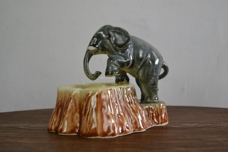 Popelník se slonem z malované keramiky