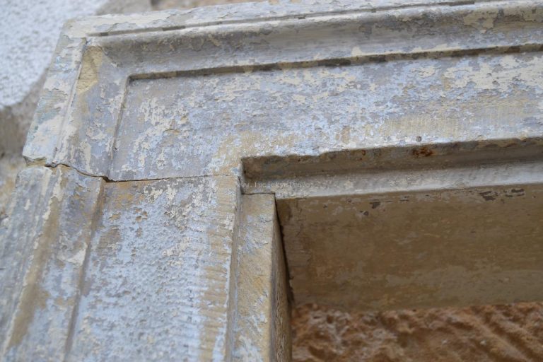 Historický kamenný portál přizdobený jednoduchou profilací v klasickém stylu