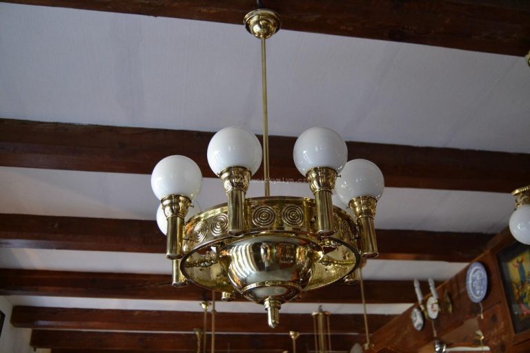 Velký a nevšední rondokubistický lustr s osmi rameny