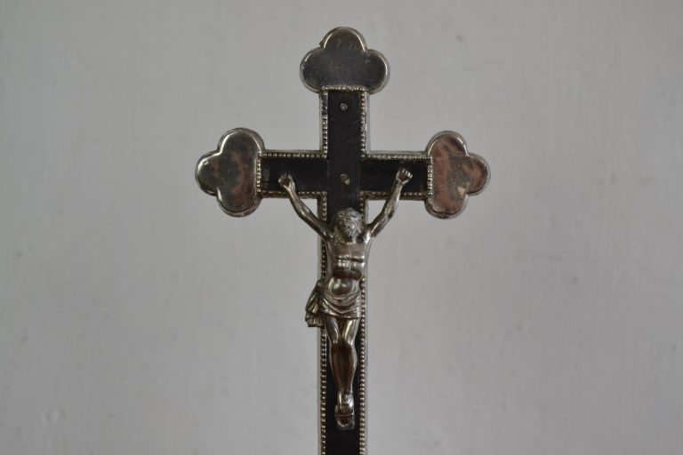 Niklovaný stojací krucifix z druhé poloviny 19. stol.