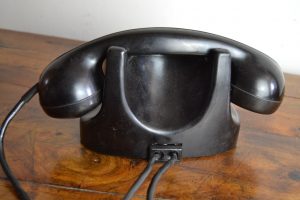 Retro telefon z černého bakelitu