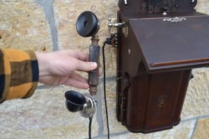 Krásný a zajímavý starožitný telefon