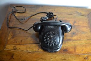 Retro telefon z černého bakelitu