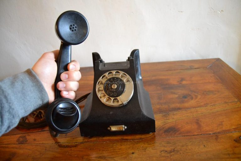 Bakelitový telefon Tesla z poloviny 20 stol.
