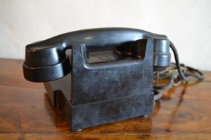 Bakelitový telefon Tesla z poloviny 20 stol.