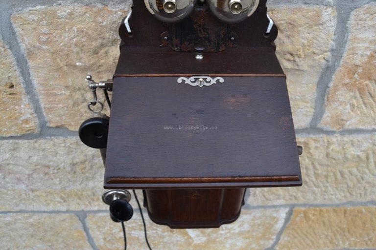 Krásný a zajímavý starožitný telefon
