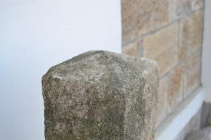Žulový kamenný sloupek vhodný jako originální zahradní dekorace