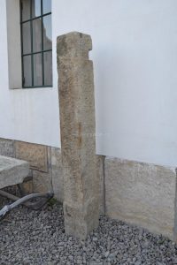 Žulový kamenný sloupek vhodný jako originální zahradní dekorace