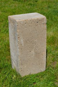 Menší betonové koryto