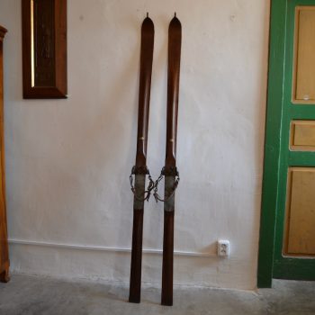 Staré poctivé lyže zhotovené od specializovaného výrobce Josefa Hrstky z Doubravníku