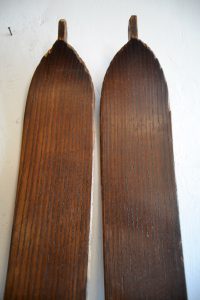Staré poctivé lyže zhotovené od specializovaného výrobce Josefa Hrstky z Doubravníku