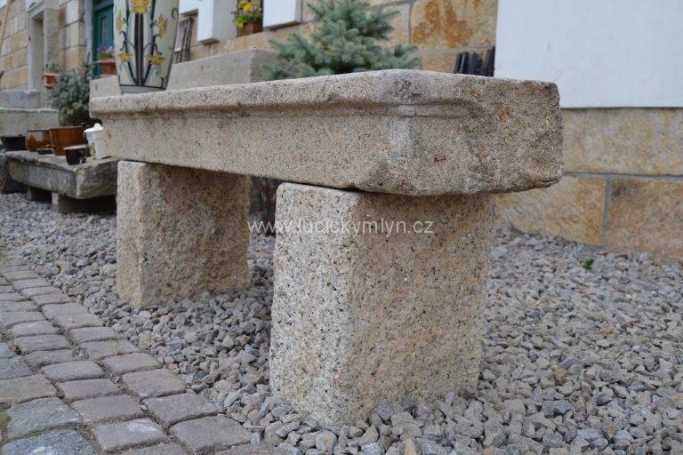 Vkusná kamenná zahradní lavička