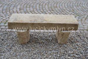 Vkusná kamenná zahradní lavička