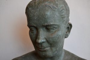 Originální umělecká busta dámy, pálená hlína patinovaná na starý bronz