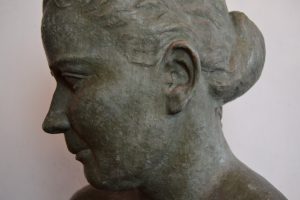 Originální umělecká busta dámy, pálená hlína patinovaná na starý bronz