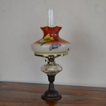 Historizující menší lampa s krásně malovaným stínidlem z mléčného skla