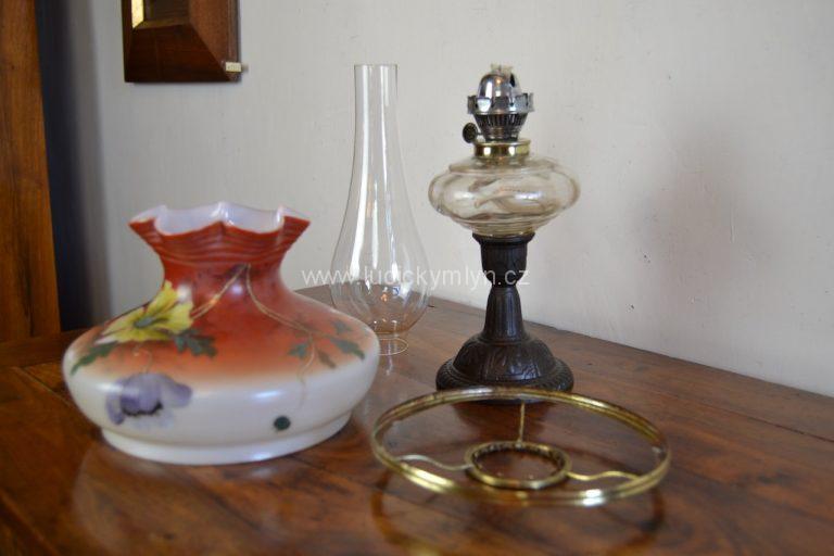 Historizující menší lampa s krásně malovaným stínidlem z mléčného skla