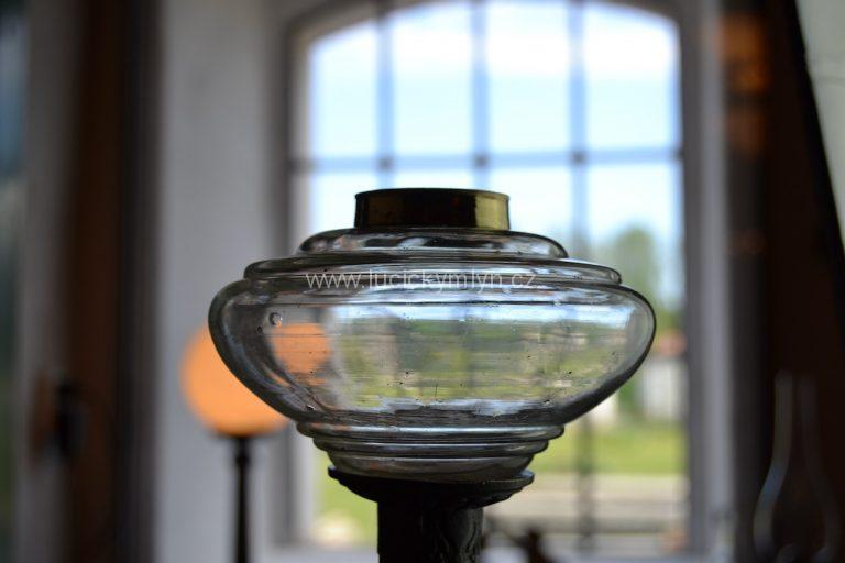 Bohatě dekorovaná petrolejová lampa ve smíšeném historizujícím stylu