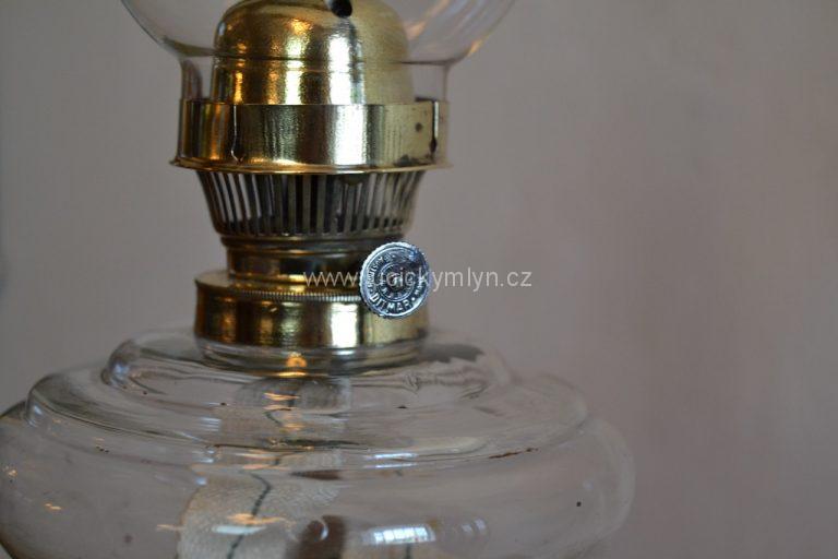 Bohatě dekorovaná petrolejová lampa ve smíšeném historizujícím stylu