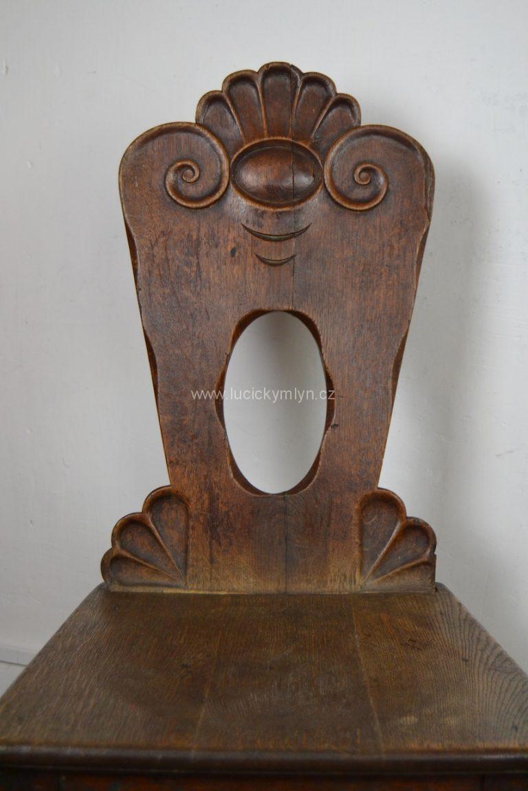 Ojedinělá a krásná židle z dubového masivu - folklorismus ze závěru 19. stol.